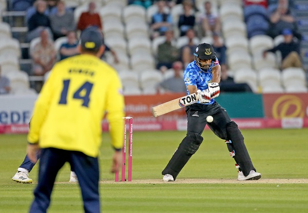 Ravi Bopara bats